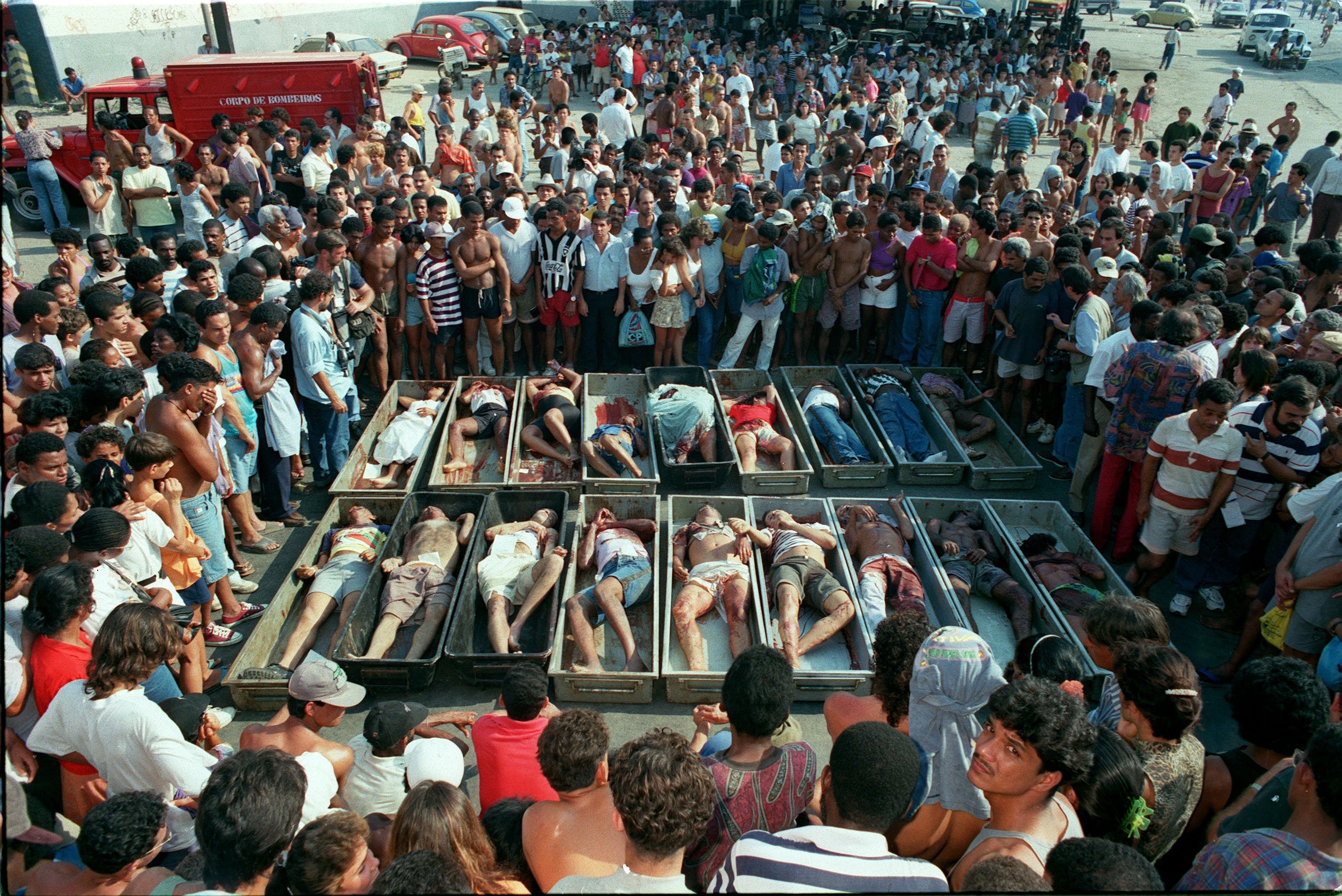 Corpos das 21 pessoas mortas em chacina dentro de Vigário Geral, em 29 de agosto de 1993