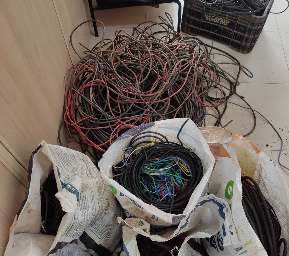 Polícia cumpriu 16 mandados de busca e apreensão em ferros-velhos, coletas de recicláveis e antiquários em Lins — Foto: Polícia Civil/Divulgação