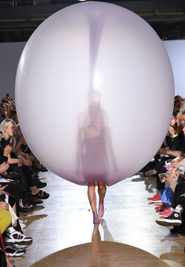 Os vestidos balão de Fredrik Tjærandsen (Foto: Divulgação)