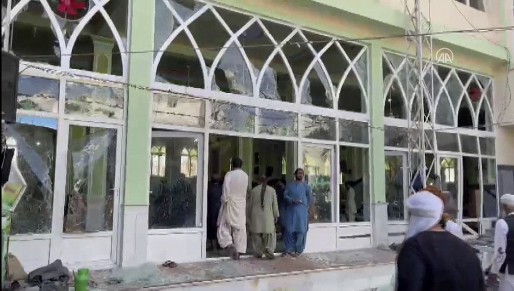 Grande explosão deixa dezenas de 32 mortos e feridos em uma mesquita xiita em Kandahar, no sul do Afeganistão, em 15 de outubro de 2021 — Foto: Reprodução/Reuters