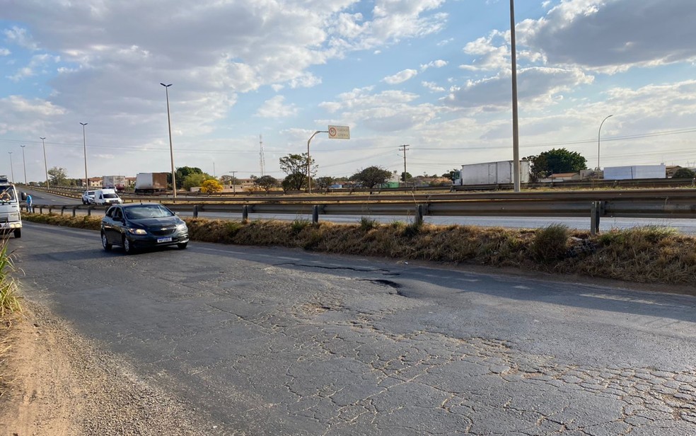 Motoristas denunciam condições do asfalto na BR-153, em Goiás  — Foto: Michel Gomes/G1 Goiás