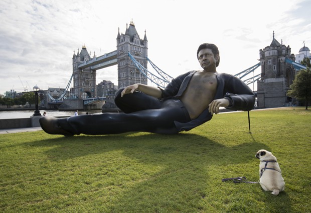 A estátua de Jeff Goldblum em Londres (Foto: Getty Images)