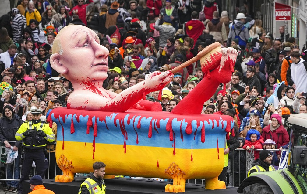 Boneco de Vladimir Putin em uma banheira de sangue desfila pelas ruas de Dusseldorf, na Alemanha, durante carnaval, em 20 de fevereiro de 2023. — Foto: Martin Meissner/ AP