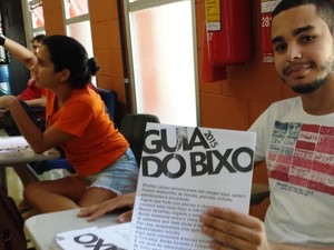 Natan mostra guia para orientar novos estudantes da Unicamp (Foto: Fernando Pacífico / G1 Campinas)