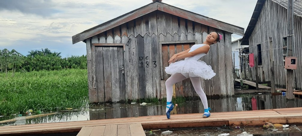 Em meio à cheia, bailarina faz ensaio fotográfico em Parintins. — Foto: Gledson Oliveira