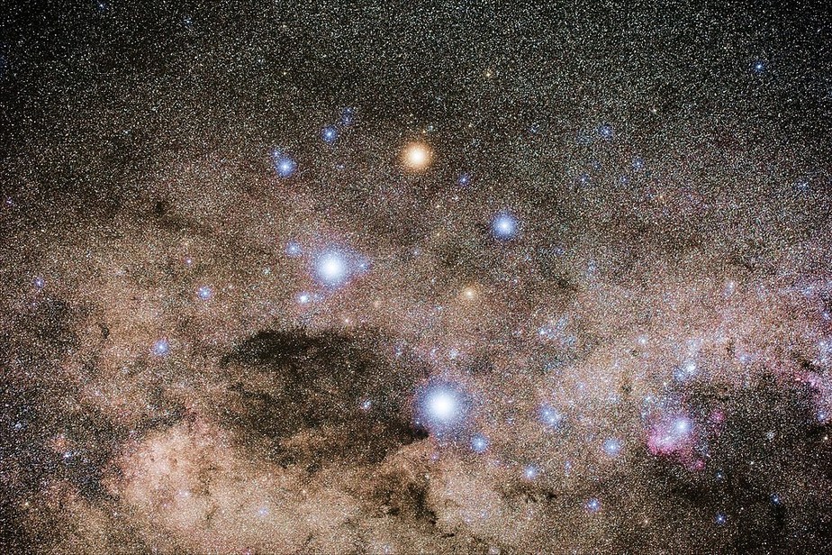 Longa exposição do Cruzeiro do Sul, Nebulosa do Saco de Carvão e IC 2944.