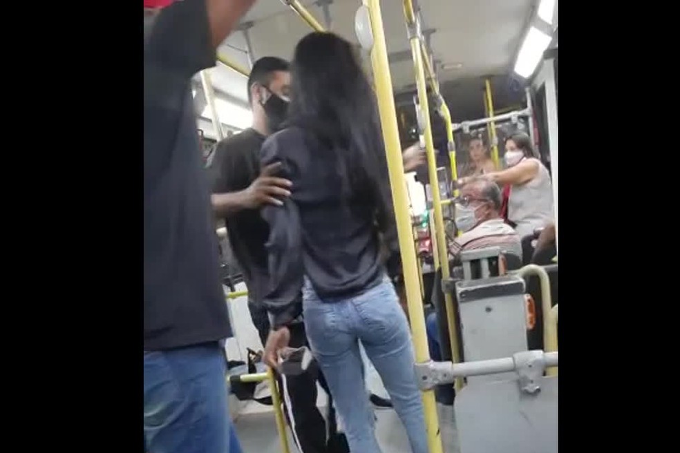Mulher foi empurrada para fora de ônibus no Recife, na quinta-feira (9) — Foto: Reprodução/WhatsApp
