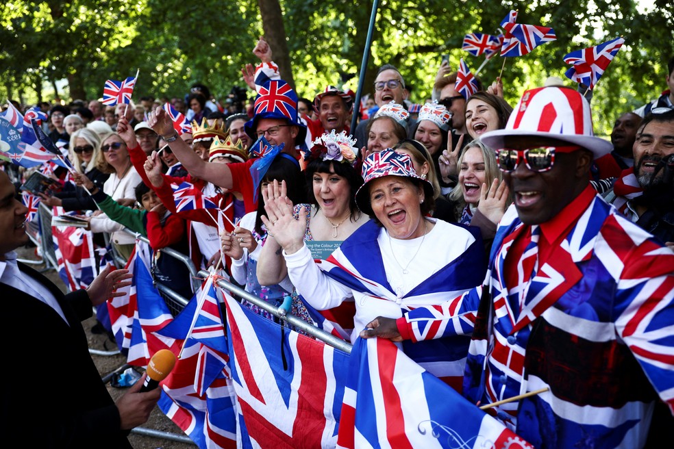 Cidadãos britânicos aproveitam Jubileu de Platina da rainha Elizabeth II, em 2 de junho de 2022.  — Foto: Henry Nicholls/REUTERS