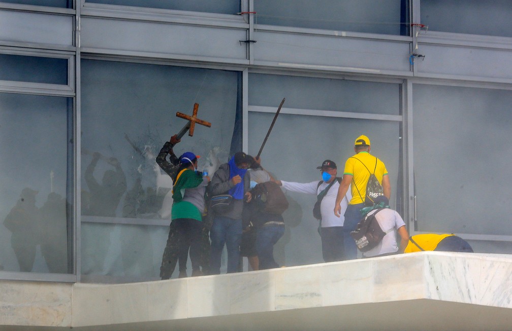 Vândalos quebram janelas do Palácio do Planalto durante atos criminosos em Brasília — Foto: Sergio Lima/AFP