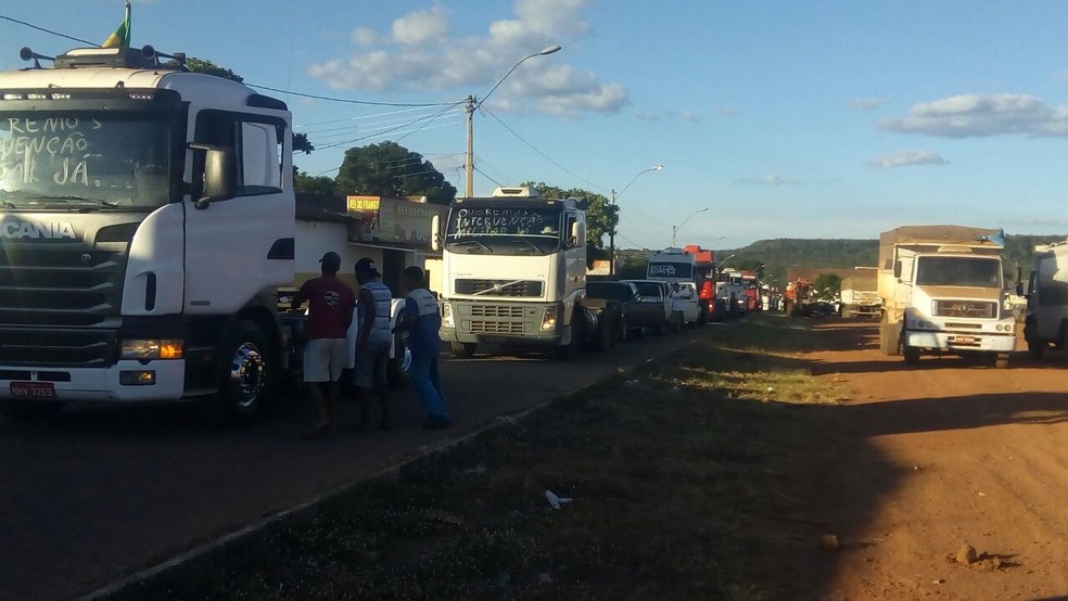 Caminhoneiros interditaram trechos da PI-247 em Uruçuí (Foto: Eduardo Gomes/ Arquivo Pessoal)