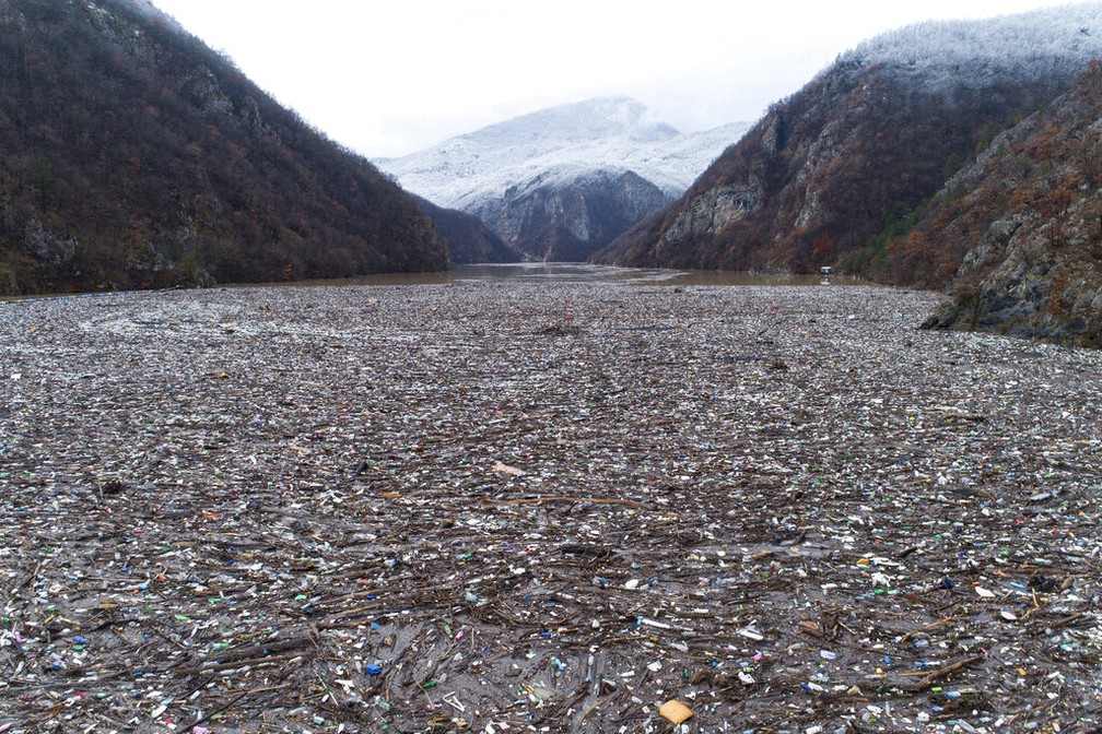  Na água, boiam garrafas plásticas, barris enferrujados, pneus usados, eletrodomésticos, madeira e qualquer outro tipo de lixo jogado no Drina ou em um de seus afluentes. — Foto: AP Photo/Armin Durgut