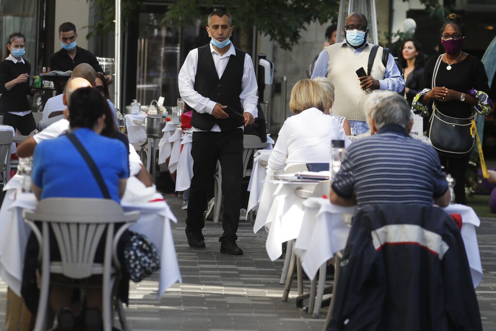 Restaurante em Londres, no Reino Unido, nesta segunda-feira (21) — Foto: Kirsty Wigglesworth/AP Photo
