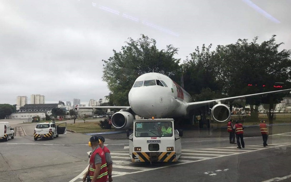 AviÃ£o da TAM bateu em Ã¡rvore no aeroporto de Congonhas nesta sexta (28) â Foto: AbraÃ£o Cruz/TV Globo
