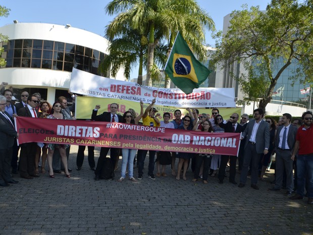 Grupo protocolou documento na sede da OAB em Florianópolis (Foto: CUT/Divulgação)