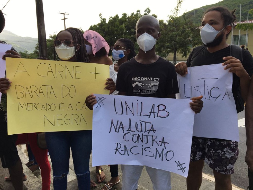 Estudantes fazem homenagem a Moïse Kabagambe em Redenção, no Ceará — Foto: Walbert Costa/SVM