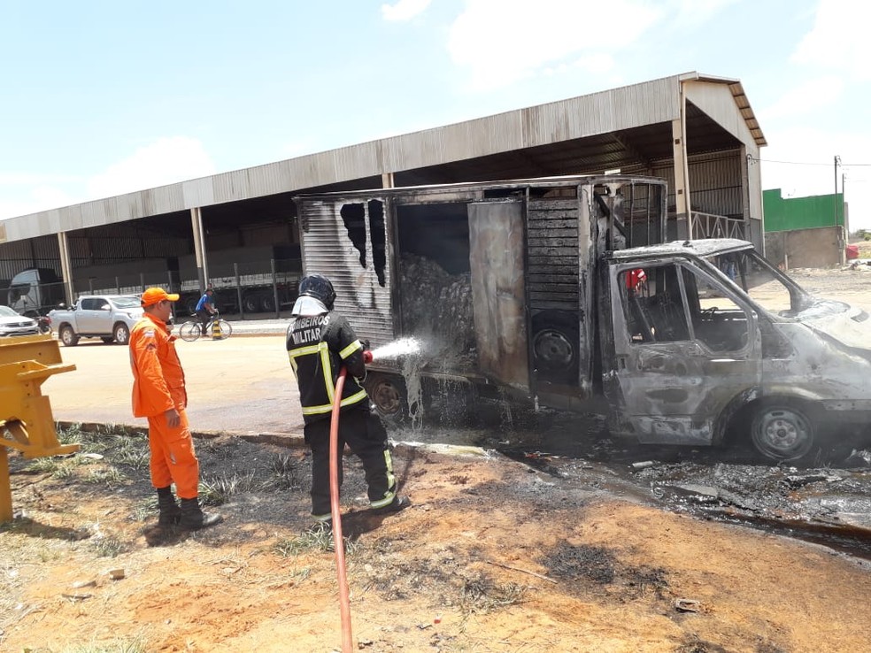Equipe do Corpo de Bombeiros apagou as chamas do caminhão — Foto: Blog do Braga