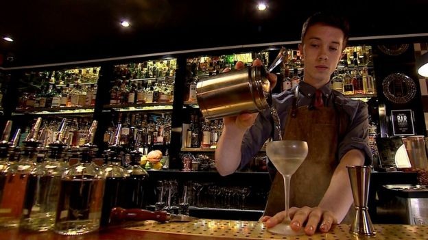 A equipe do bar Swift, em Londres, fez o primeiro martini de Atomik (Foto: Reprodução / via BBC News Brasil)