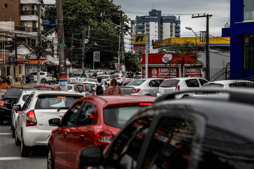 Fila para acessar posto de combustível em Florianópolis — Foto: Tiago Ghizoni/NSC 