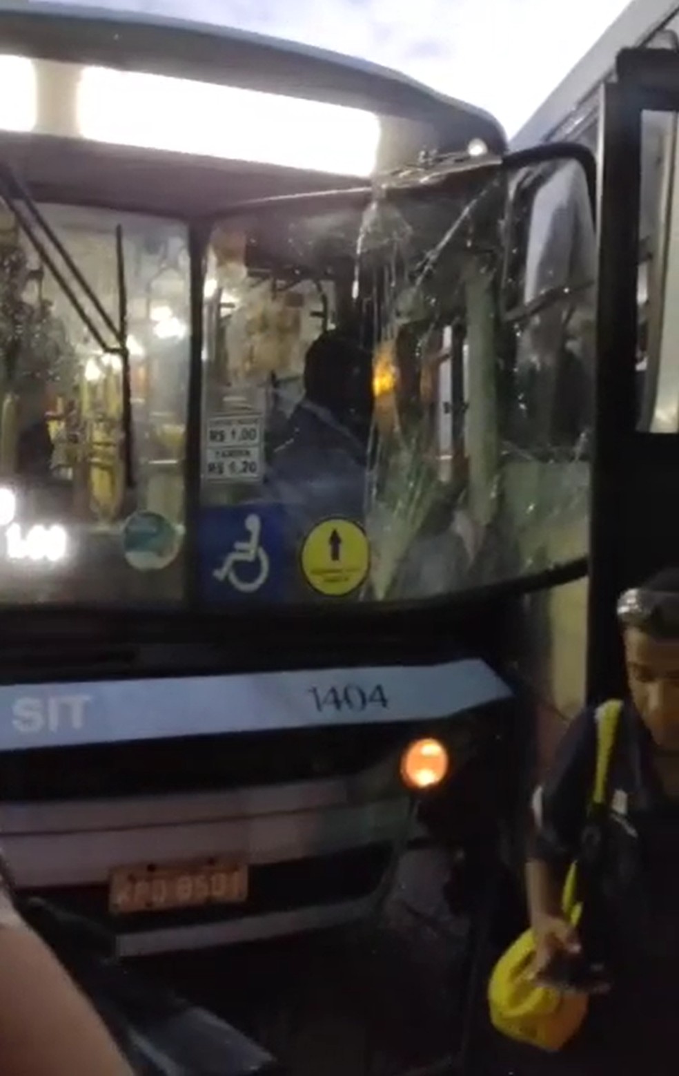 Passageiros tiveram que desembarcar e pegar outro ônibus após susto em no terminal rodoviário do Lagomar, em Macaé — Foto: Reprodução redes sociais