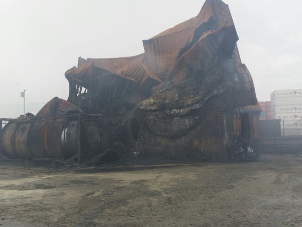 Contêineres ficaram destruídos após incêndio (Foto: Corpo de Bombeiros / Divulgação)