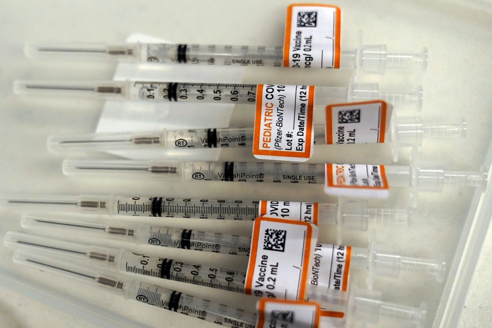 Foto mostra seringas com rótulos laranja para aplicação da vacina da Pfizer em crianças de 5 a 11 anos em Chicago, nos Estados Unidos, no dia 11 de dezembro. — Foto: Nam Y. Huh/AP