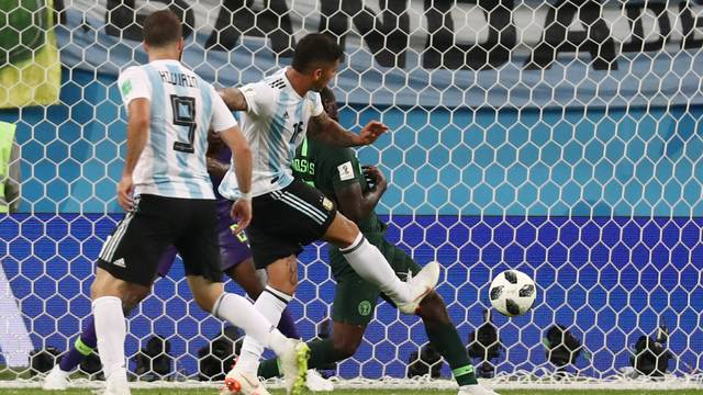 Marcos Rojo marca o segundo gol argentino