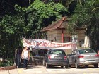 Moradores fecham um dos portões do Jardim Botânico, no Rio