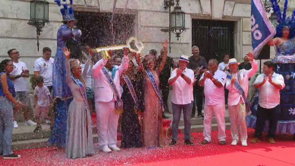 Prefeito entrega chaves a Corte do Carnaval Carioca — Foto: Reprodução/TV Globo