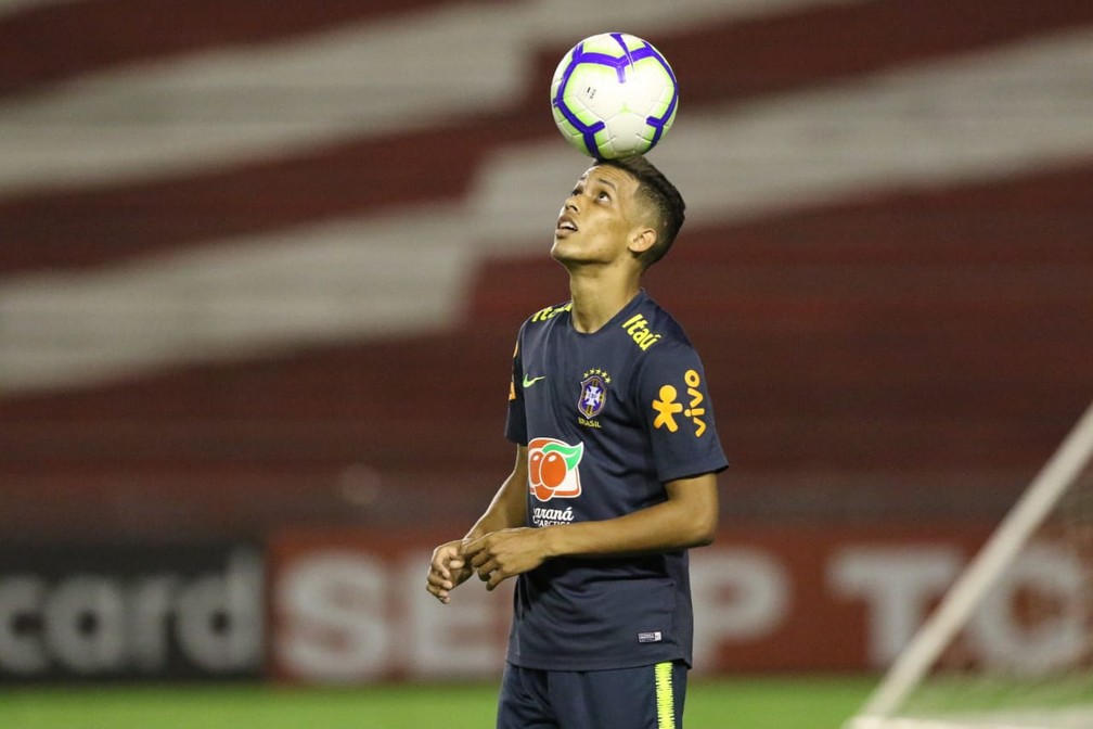 Pedrinho controla bola em treino da sele��o ol�mpica � Foto: Marlon Costa/Pernambuco Pres