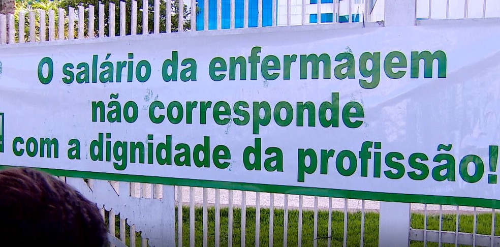 Faixa exposta carrega a frase: “o salário da enfermagem não corresponde com a dignidade da profissão”.  — Foto: Ruan Gabriel/Rede Amazônica
