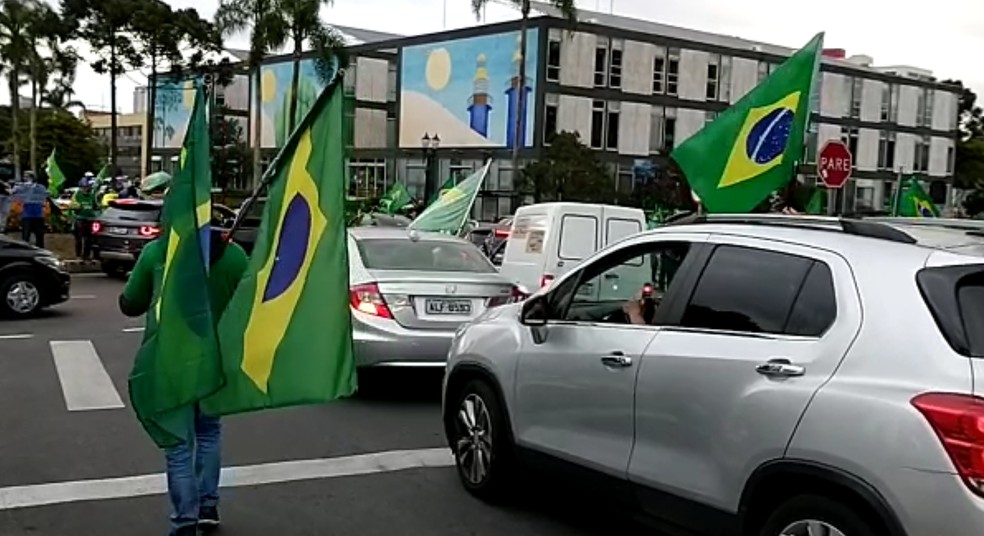 Curitiba registrou carreata em apoio ao presidente Jair Bolsonaro — Foto: Reprodução/RPC