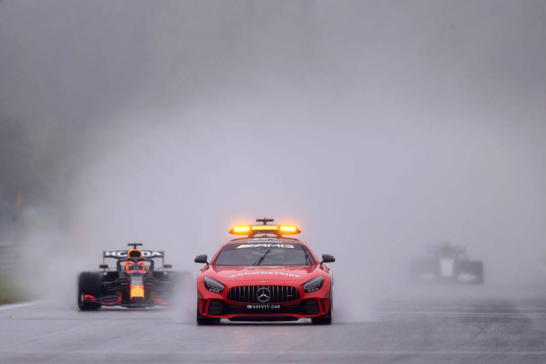 Largada do GP da Bélgica foi atrasada em meia hora por conta da chuva no Circuito de Spa-Francorchamps; prova foi interrompida por mais de duas horas