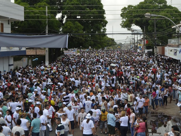 Antes do início da procissão, pessoas se aglomeravam no percurso do Círio em Macapá (Foto: Abinoan Santiago/G1)