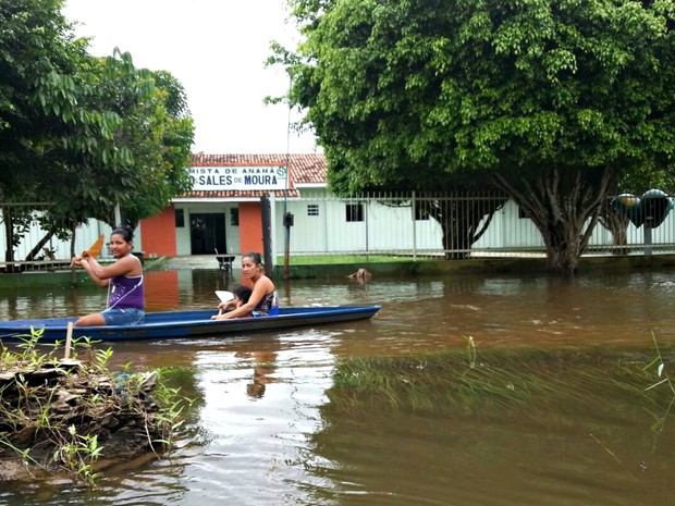 Rua que dá acesso á unidade de saúde está inundada (Foto: Susam/Reprodução)