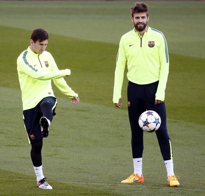 Messi e Piqué no treino do Barcelona (Foto: EFE)