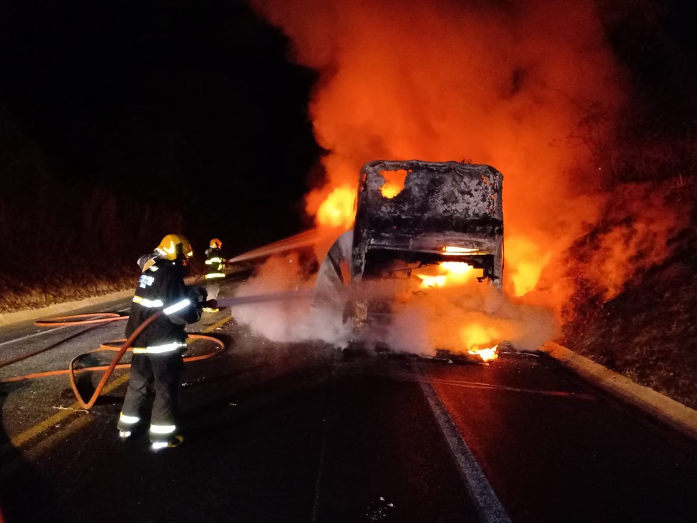 Bombeiros gastaram 9 mil litros de água para conter as chamas — Foto: Corpo de Bombeiros/ Divulgação