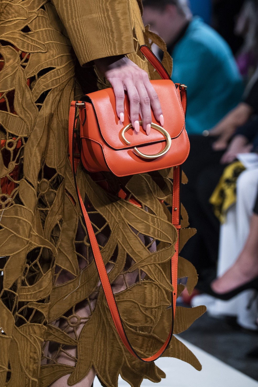 Bolsas clássicas com fecho de logo são aposta das marcas para o verão 2020  | Moda | Vogue