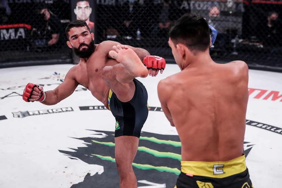 Patrício Pitbull desfere um chute em Emmanuel Sanchez no Bellator — Foto: divulgação