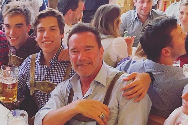 O ator Arnold Schwarzenegger com o filho de 21 anos, Joseph Baena (Foto: Instagram)