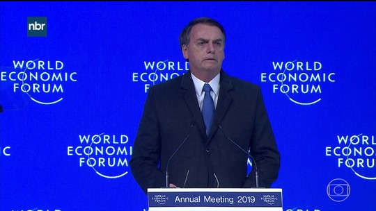 Em Davos, Jair Bolsonaro diz que, por ora, Brasil não vai deixar o Acordo de Paris sobre o clima 