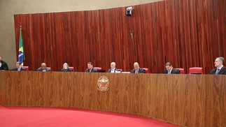 Corte entendeu que o ex-presidente praticou abuso de poder político e usou indevidamente meios de comunicação ao atacar, sem provas, as urnas eletrônicas em uma reunião com embaixadores às vésperas da campanha do ano passado — Foto: Alejandro Zambrana/Secom/TSE