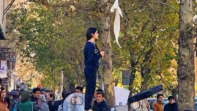 Vida Movahed (foto), um ícone de um protesto semelhante feito em 2018, cumpriu vários meses de prisão (Foto: BBC)