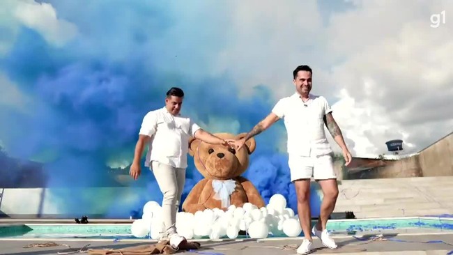 Casal homoafetivo faz vdeo emocionante do ch de revelao do 1 filho, em Anpolis