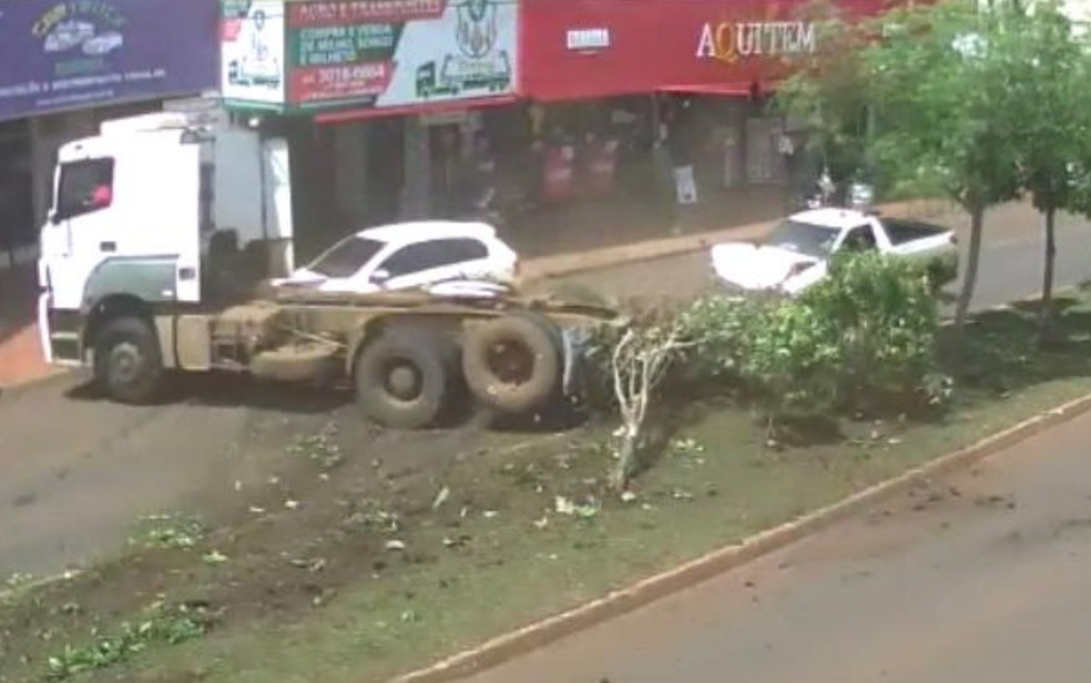 Caminhão atravessa canteiro central, invade pista contrária e bate em dois carros em avenida de Rio Verde; vídeo — Foto: TV Anhanguera/Reprodução