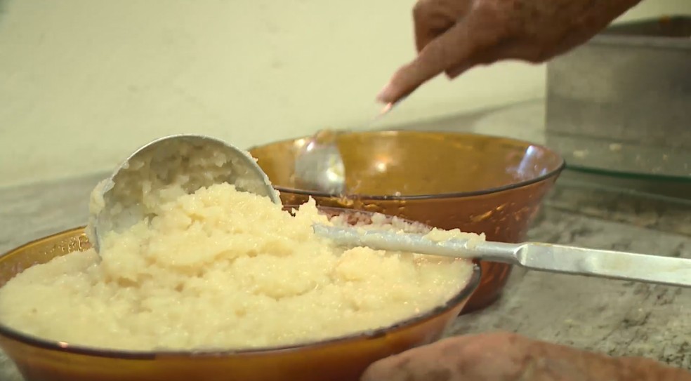 Bolo tem quatro camadas: doce de leite, abacaxi, doce de leite e coco — Foto: Reprodução/TV Gazeta
