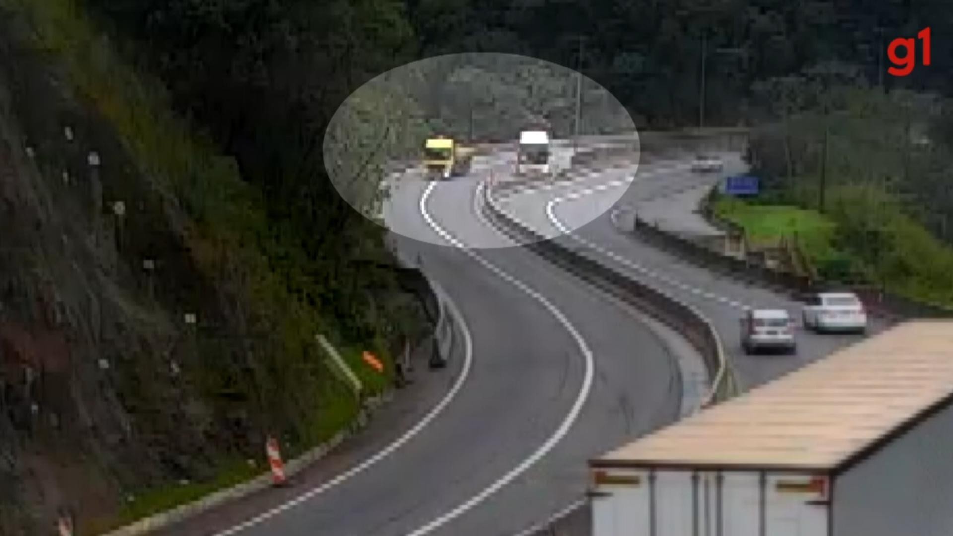 VÍDEO: ônibus sem freio derrapa em curva e empurra caminhão para fora da pista antes de entrar em área de escape na BR-376