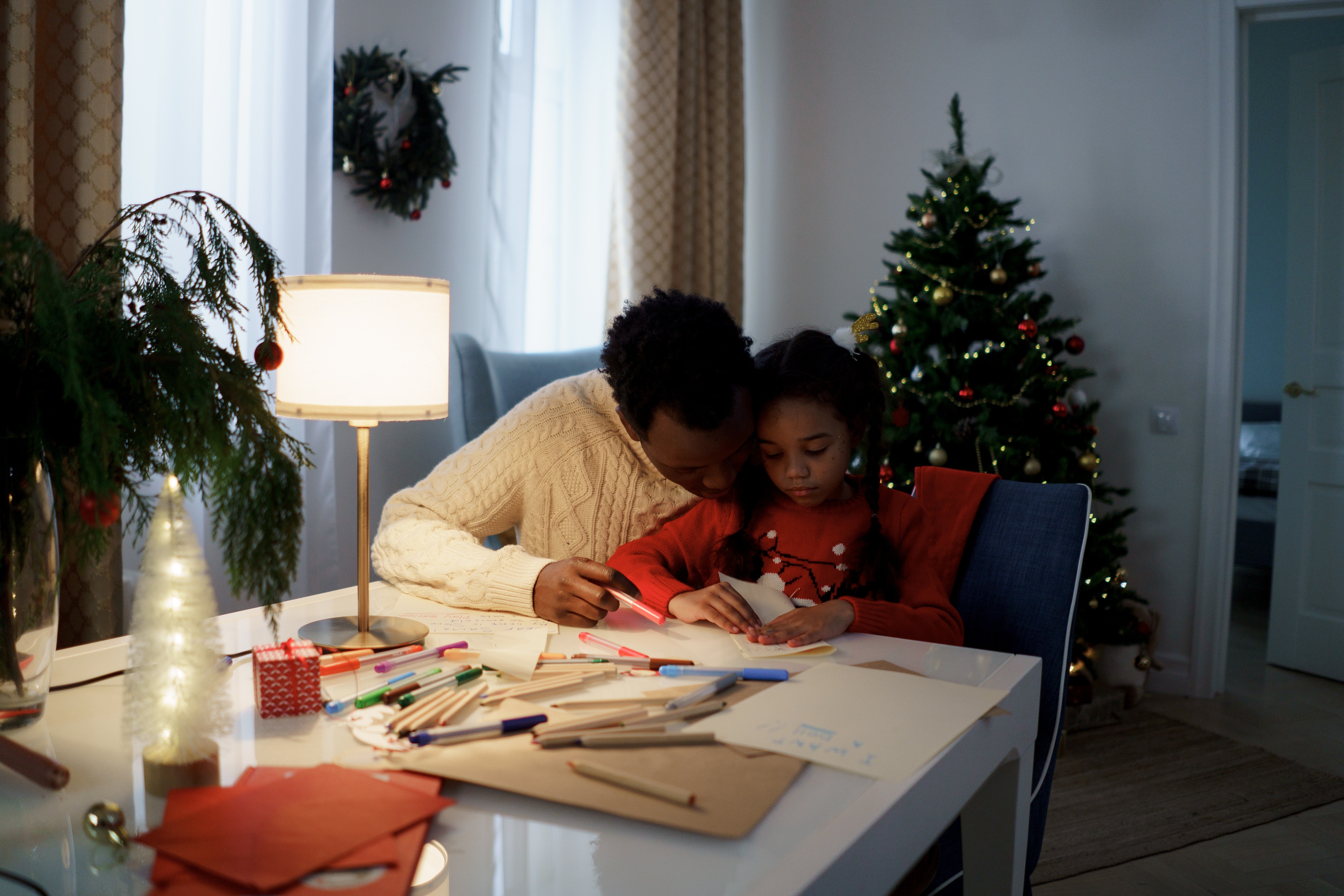 Pai e filha escrevendo carta para o Papai Noel (Foto:  cottonbro/Pexels)