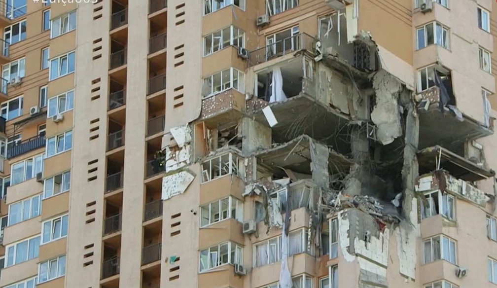 Prédio atingido em Kiev — Foto: Reprodução/GloboNews