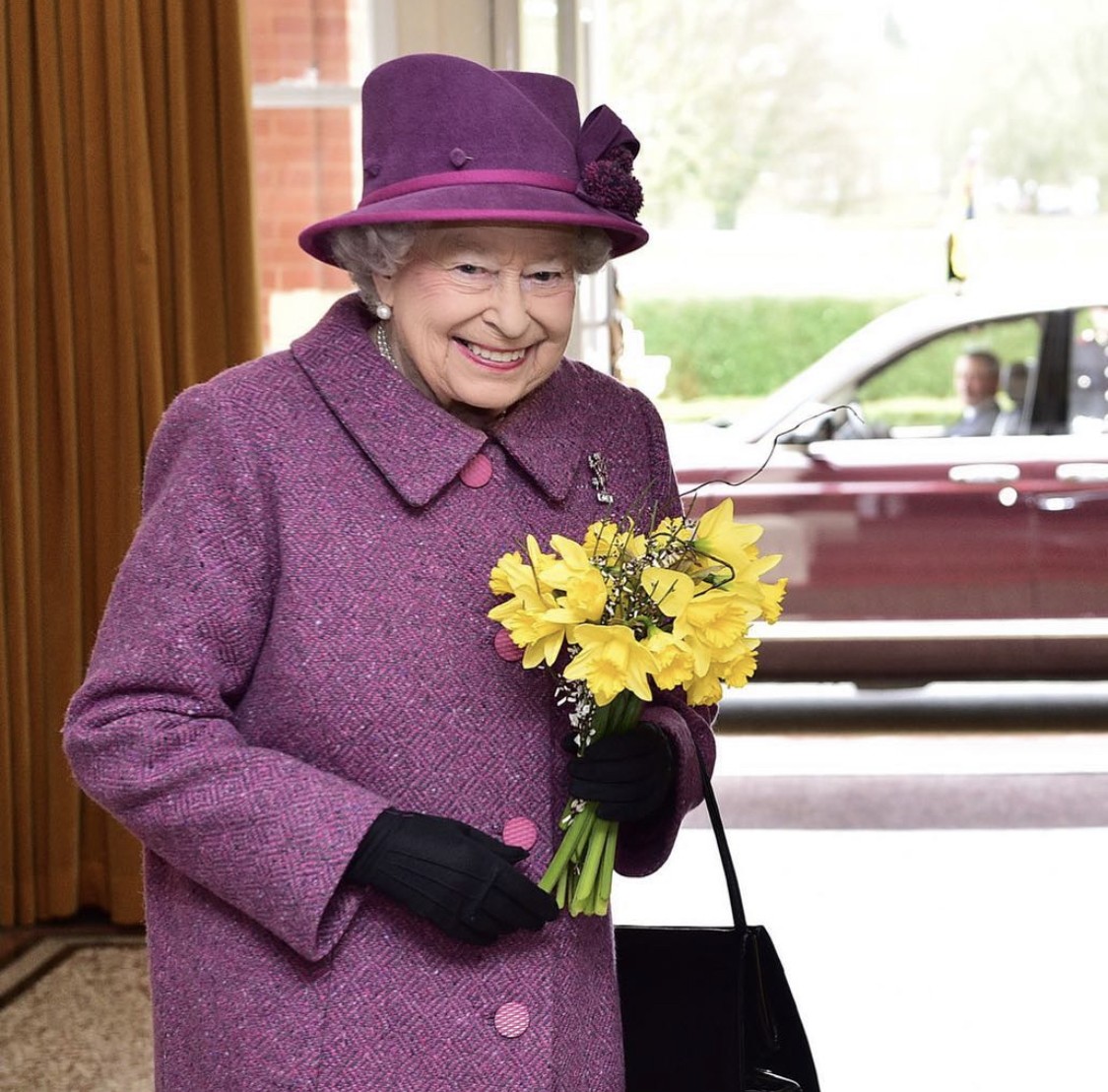 A rainha recebe narcisos durante uma visita ao Royal Welsh Regiment em 2017 (Foto: Reprodução/Instagram @theroyalfamily)
