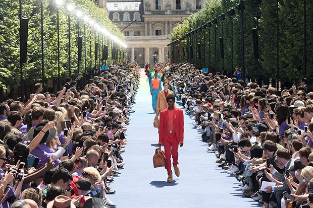 PARIS, FRANCE - JUNE 21: A model walks the runway during the Louis Vuitton Menswear Spring/Summer 2019 show as part of Paris Fashion Week on June 21, 2018 in Paris, France. (Photo by Victor Boyko/Getty Images) (Foto: Getty Images)